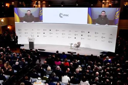 "Invieremo altre armi...". I grandi del mondo avvertono Putin