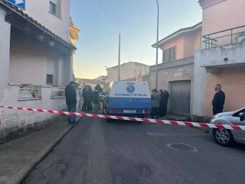 Uccide la figlia 14enne e si lancia dal balcone