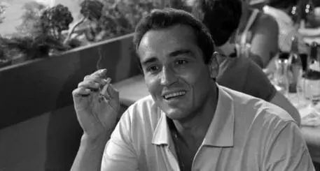 “Sa di tappo”. La gag di Vittorio Gassman con il vino più caro del mondo
