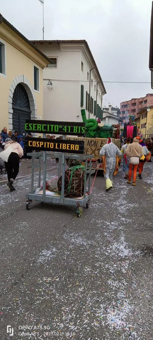 "Esercito al 41 bis". Choc al Carnevale: il carro solidarizza con Cospito