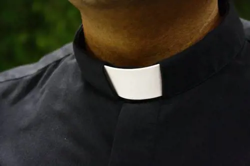La tonaca che portiamo non è un’armatura. Il suicidio dei sacerdoti deve far riflettere