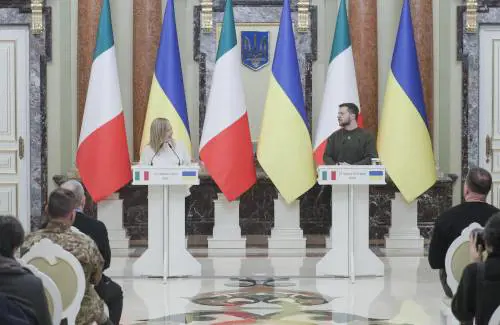 Sorrisi e intesa Zelensky-Meloni. I distinguo sul Cav "macchiano" la missione chiave