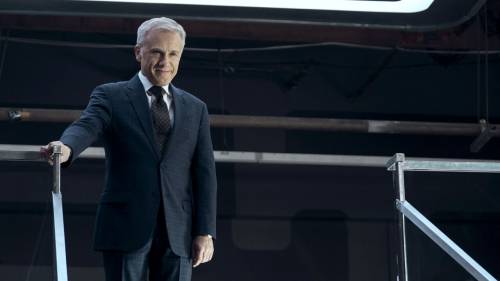 Christoph Waltz e una commedia nerissima: su Amazon arriva The Consultant