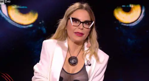 Lo spazzolino come sex toy e i gioielli osé: Naike Rivelli senza freni a Belve