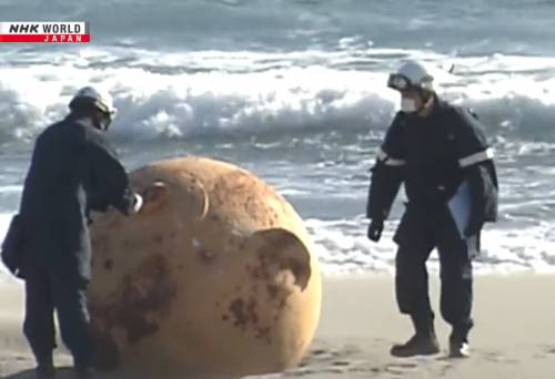 "È Dragonball". Mistero in Giappone per la sfera di metallo emersa dal mare