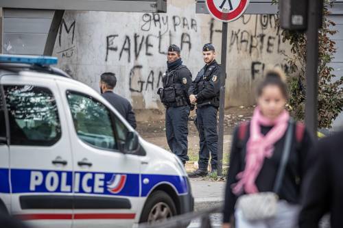 "Ha sentito delle voci...". Studente in Francia accoltella l'insegnante