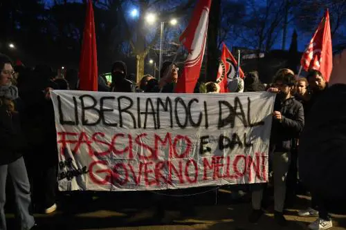 "Viva le foibe". Pure i dem in piazza con titini e anarchici