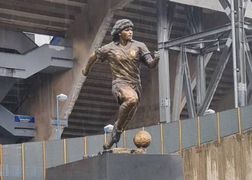 Il Comune di Napoli restituisce allo scultore la statua di Maradona: ecco perché
