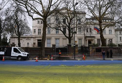 Attivisti contro l'ambasciata russa in Uk: dipinta mega bandiera ucraina