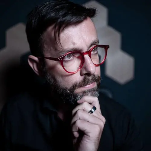 Spunta Blu su Ig e Fb, la scelta di Zuckerberg spiegata da Matteo Flora