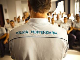 Due agenti del personale di Polizia Penitenziaria della Casa Circondariale di Cremona sono finiti al pronto soccorso