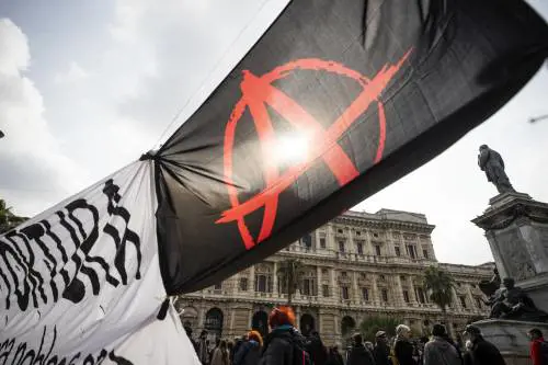 Altro che Firenze antifascista: cori e striscione per liberare Cospito dal 41 bis