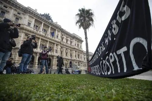 Anarchici davanti al palazzo della Cassazione di Roma