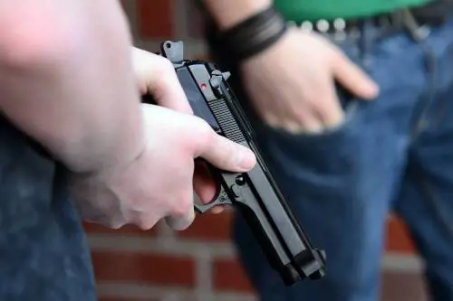 "Dammi tutto quel che hai". E lo straniero minaccia un 12enne con una pistola