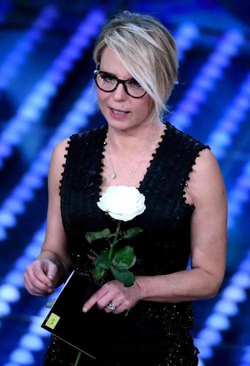 Costanzo, sospesi i programmi di Maria De Filippi: ecco quando torneranno