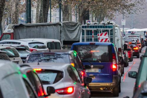 "L'Italia ha svegliato l'Europa". Slitta il voto sullo stop alle auto a benzina e diesel