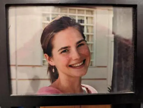 Amanda Knox posta una sua foto in carcere ed è polemica social