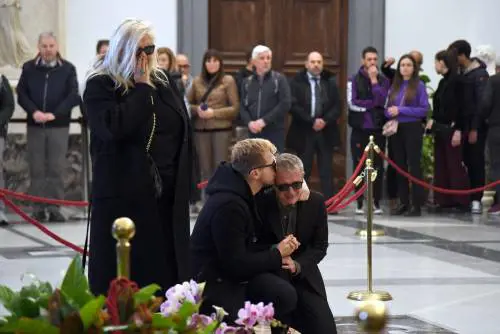Vip e personaggi dello spettacolo alla camera ardente di Maurizio Costanzo