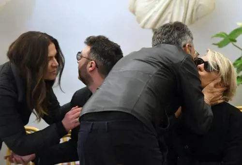 Maria De Filippi e il figlio alla camera ardente di Maurizio Costanzo