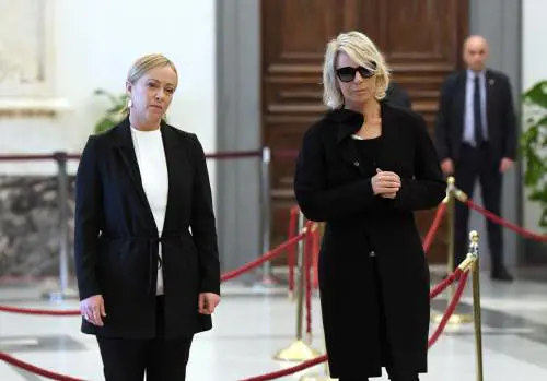 "Perdiamo un grande giornalista". Anche Giorgia Meloni saluta Costanzo