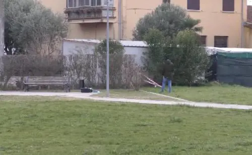 L'agguato choc delle compagne di classe: 13enne colpita con le forbici