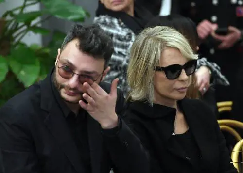 Famiglia, politici, vip e tanta gente comune. Un tributo a Costanzo