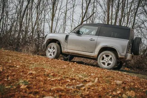 Land Rover Defender 90, la prova nell’offroad piacentino