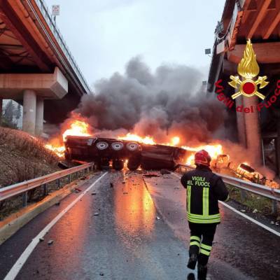 Tir precipita da viadotto e va a fuoco: l'incidente choc sull'A1