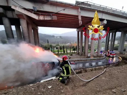 Tir precipita da viadotto e va a fuoco: l'incidente choc sull'A1