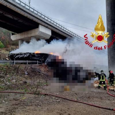 FOTO: Tir Precipita Da Viadotto E Va A Fuoco: L'incidente Choc Sull'A1 ...