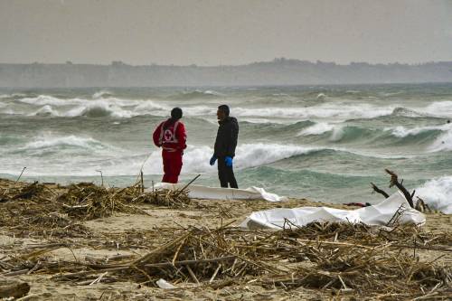 I soldi, la partenza e il naufragio: ecco quanto hanno pagato i migranti agli scafisti