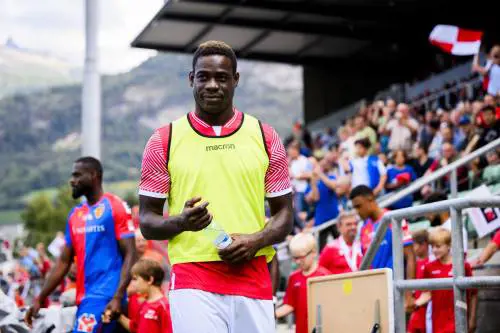 "Suda la maglia o esci", i tifosi del Sion contestano Balotelli e bruciano la sua maglia