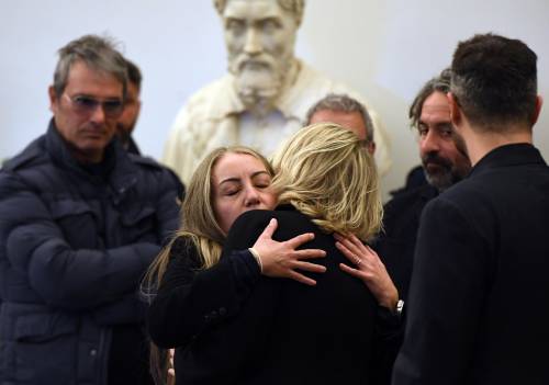 L'abbraccio di Maria De Filippi a Camilla Costanzo alla camera ardente di Maurizio Costanzo 