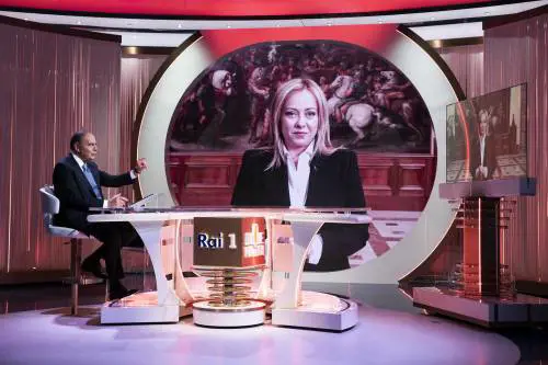 Il doppio binario Ue della Meloni: rassicura sui balneari, attacca sugli sbarchi