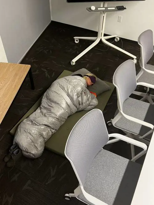 Musk licenzia anche l'impiegata di Twitter che dormiva in azienda