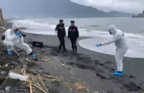 Uomo trovato morto in mare con una corda al collo: suicidio simulato per nascondere un omicidio