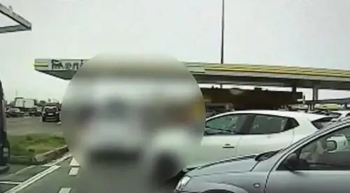 Una scena dell'impatto in Autogrill ripresa da un tassista di passaggio