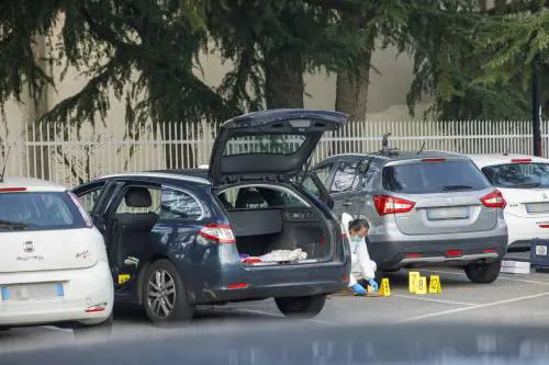 Accoltella la compagna in un parcheggio: è grave