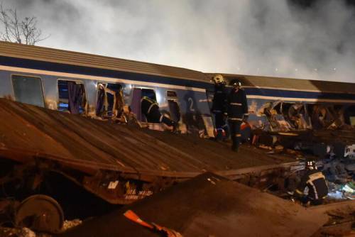 scontro treni Scontro tra due treni Grecia : oltre 30 morti