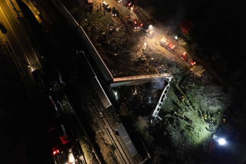 Scontro tra treni in Grecia: 38 morti e decine di feriti tra i vagoni in fiamme