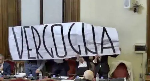 Lo striscione esposto da Fratelli d'Italia