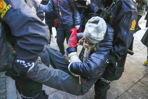 Greta Thunberg allontanata di peso. Protestava per i diritti degli indigeni