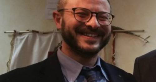 Arresta gli scafisti con un'ordinanza show. "L'Italia scopre altri viaggi esotici a Crotone..."