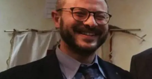 Arresta gli scafisti con un'ordinanza show. "L'Italia scopre altri viaggi esotici a Crotone..."