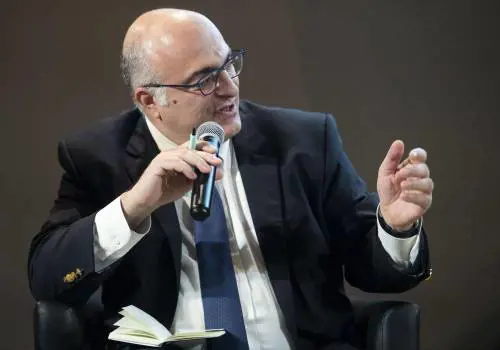 Fischi e insulti davanti alla sede di "Libero". Il direttore: "Brutto intimidire la stampa"