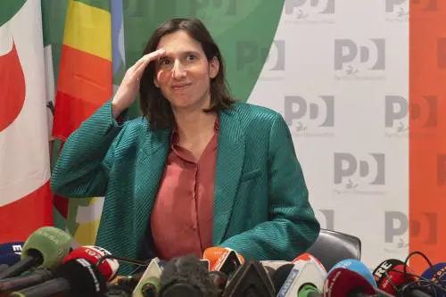 Schlein in passerella alla camera ardente. E il Pd fa un comizio: "Il nostro posto è qui"