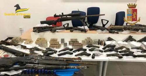 Scoperto arsenale del boss Imperiale: sequestrate armi e divise delle forze dell’ordine