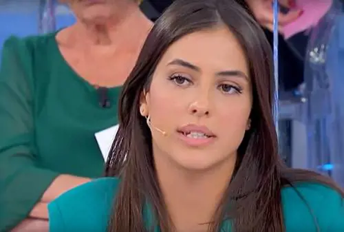 "Denunciata per stalking". Nei guai l'ex tronista di Uomini e Donne Federica Aversano