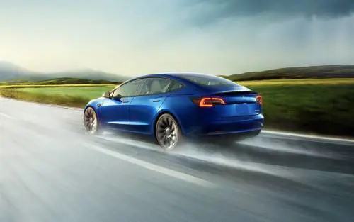 Tesla Model 3 mette la trazione posteriore per gli incentivi: ecco quanto costa adesso