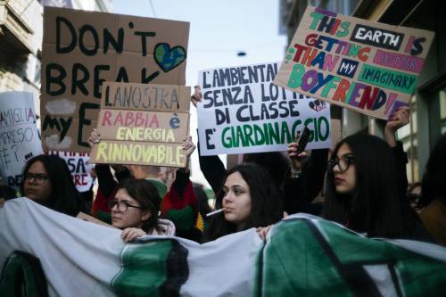 Milano, Fridays for Future: tra "Bella ciao" e insulti alla Meloni